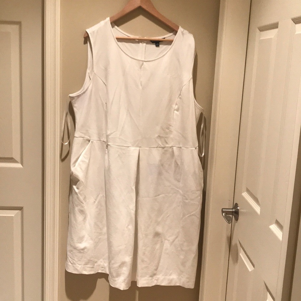 Perfect summer dress w/pockets! Size 22
